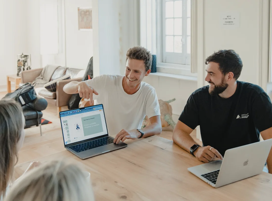 Tristan Gillen running a go-to-market session with a startup team
